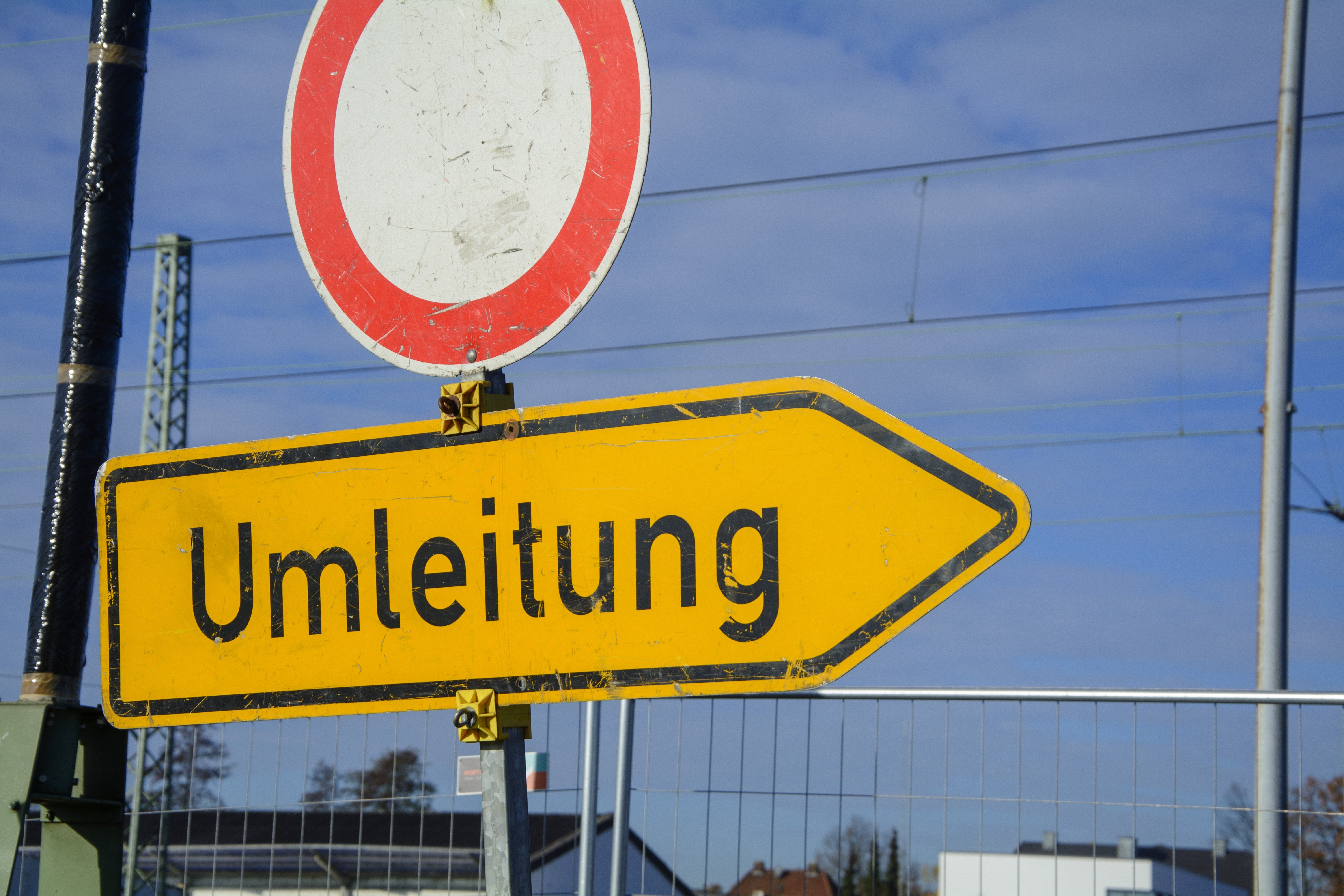 Umleitungsschild bei Verkehrseinschränkungen auf der A8 bei Karlsruhe