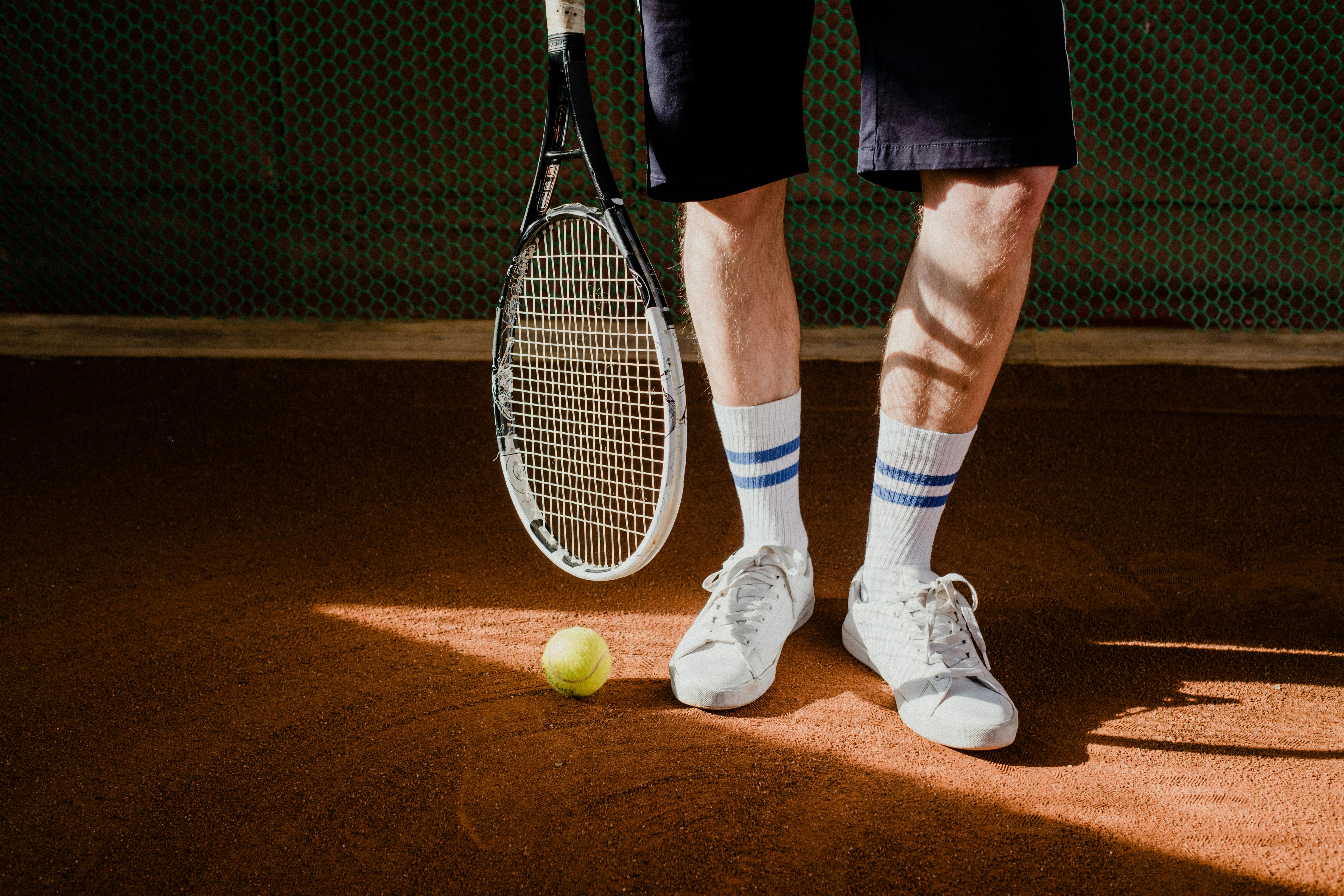  Spieler Mit Tennisschlaeger Auf Einem Sandplatz Beim Thema Tennis In Karlsruhe