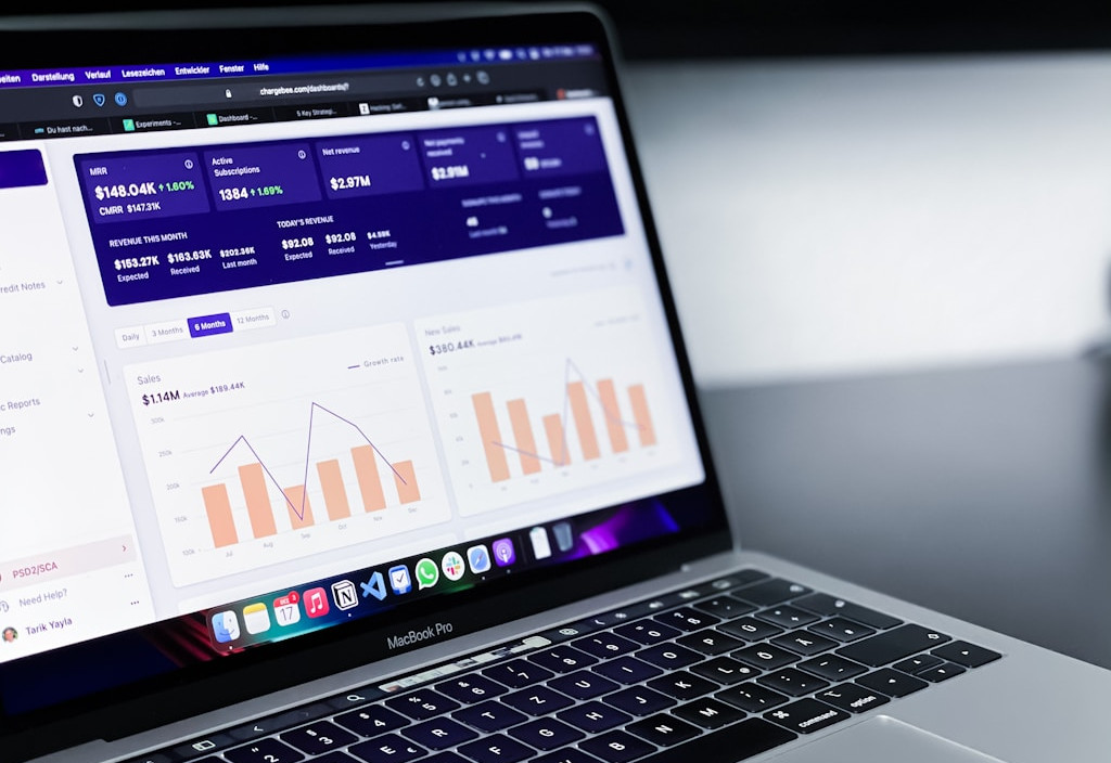 Laptop mit Analyse Dashboard für Webdesign